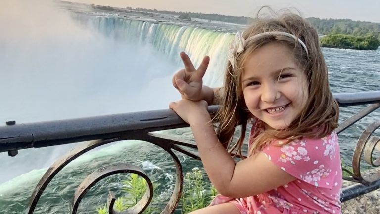 Buzz Mini qui fait le signe de paix devant le chutes de Niagara Falls, ontario, Canada